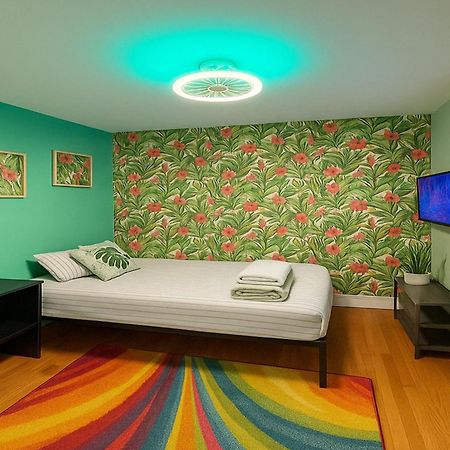 Tropical Comfort Room In Harlem Cozy Stay With Snacks & Style New York Bagian luar foto